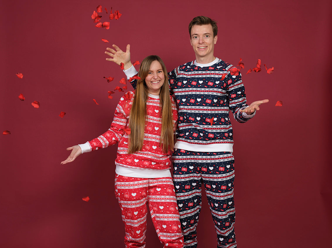 En smilende mand og kvinde iført valentinessæt.